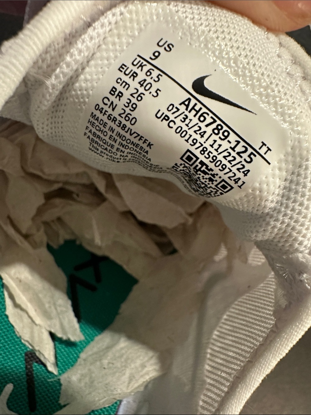 Nike Women’s Air Max 270 White with Teal and Black Accents - Picture 2 of 4